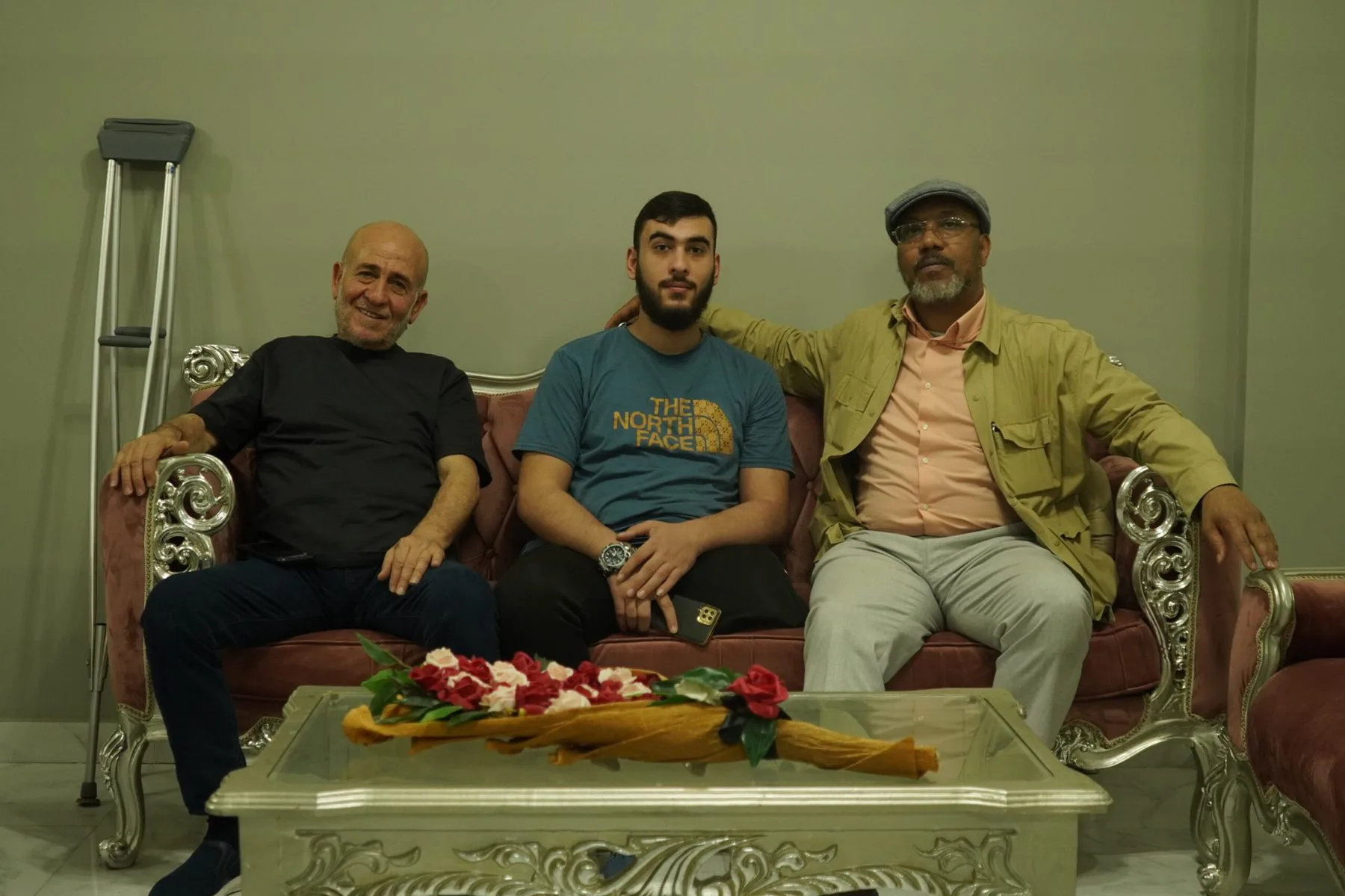 مستفيدون من برامجنا يجلسون معاً